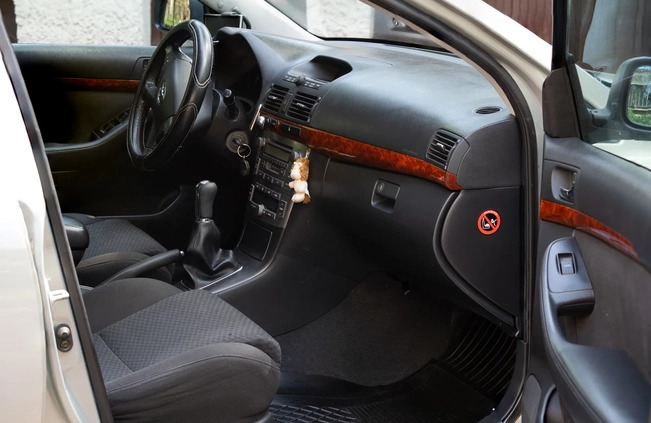 Toyota Avensis cena 12500 przebieg: 330000, rok produkcji 2003 z Miłomłyn małe 211
